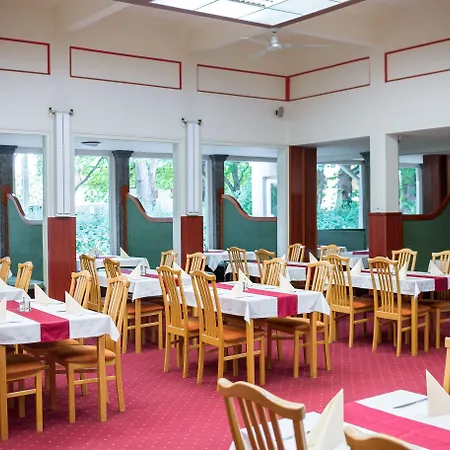 Wellness Szindbad ホテル Balatonszárszó